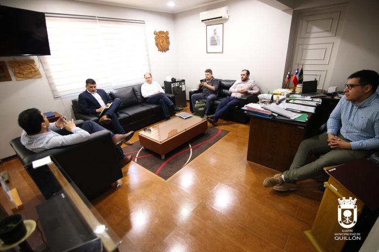 El Seremi de Obras Públicas, Freddy Jelves, visitó al alcalde Felipe Catalán en un encuentro protocolar que marcó el inicio de un trabajo conjunto orientado a abordar las principales necesidades de la comuna en diversas áreas.