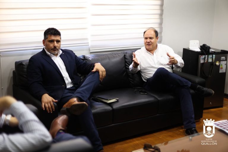El Seremi de Obras Públicas, Freddy Jelves, visitó al alcalde Felipe Catalán en un encuentro protocolar que marcó el inicio de un trabajo conjunto orientado a abordar las principales necesidades de la comuna en diversas áreas.