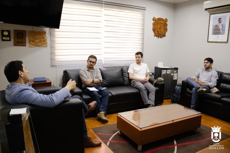 En una visita protocolar, el alcalde Felipe Catalán recibió al Seremi de Medio Ambiente, Mario Rivas, con quien sostuvo una productiva reunión enfocada en temas de gran relevancia para la comuna.