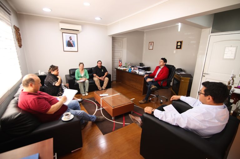 El alcalde Felipe Catalán recibió la visita de la directora regional de la Superintendencia de Servicios Sanitarios de Ñuble, Srta. Paulina Pinto, en dependencias de la Ilustre Municipalidad de Quillón.