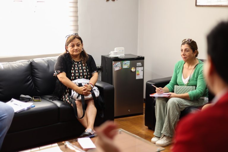 El alcalde Felipe Catalán recibió la visita de la directora regional de la Superintendencia de Servicios Sanitarios de Ñuble, Srta. Paulina Pinto, en dependencias de la Ilustre Municipalidad de Quillón.