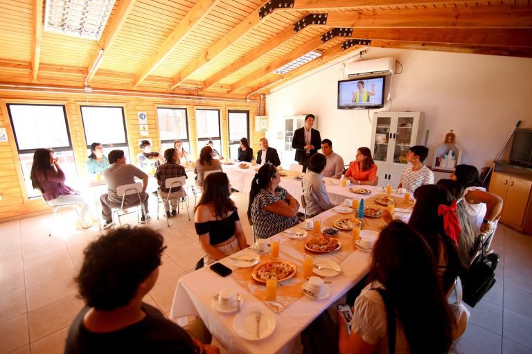 Alcalde Felipe Catalán Venegas reconoce a estudiantes por destacados puntajes en prueba PAES