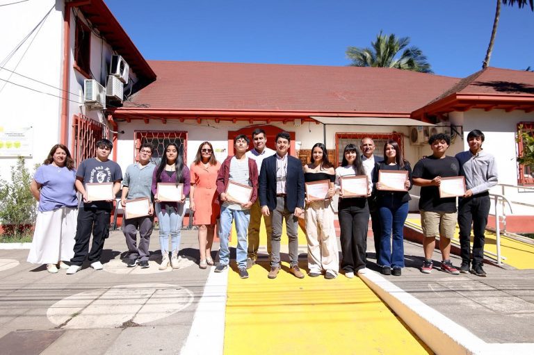 Alcalde Felipe Catalán Venegas reconoce a estudiantes por destacados puntajes en prueba PAES