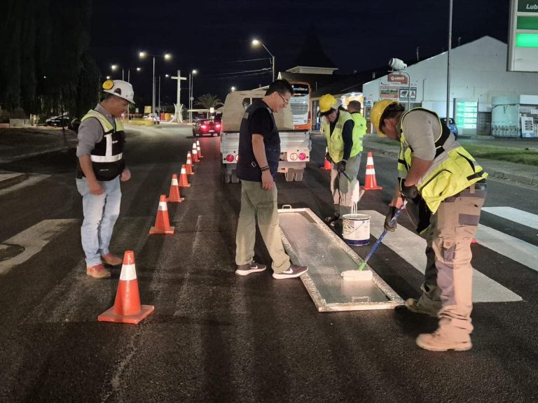 Dirección de tránsito implementa demarcación vial nocturna en la zona urbana de la comuna