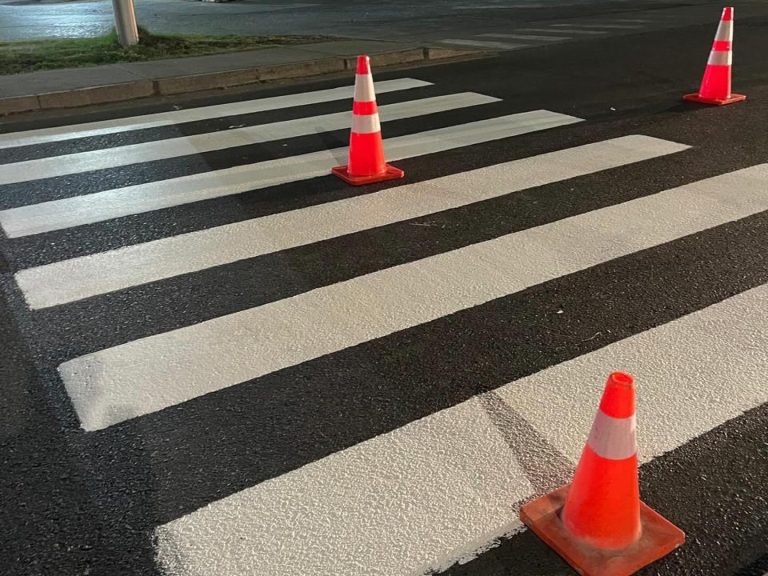 Dirección de tránsito implementa demarcación vial nocturna en la zona urbana de la comuna