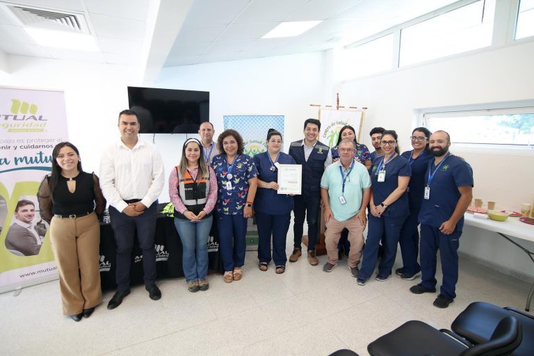 Comité paritario del CESFAM Alberto Gyhra soto de Quillón recibe importante reconocimiento