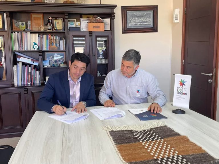Alcaldes de Quillón y Padre las Casas firman convenio para impulsar transformación digital