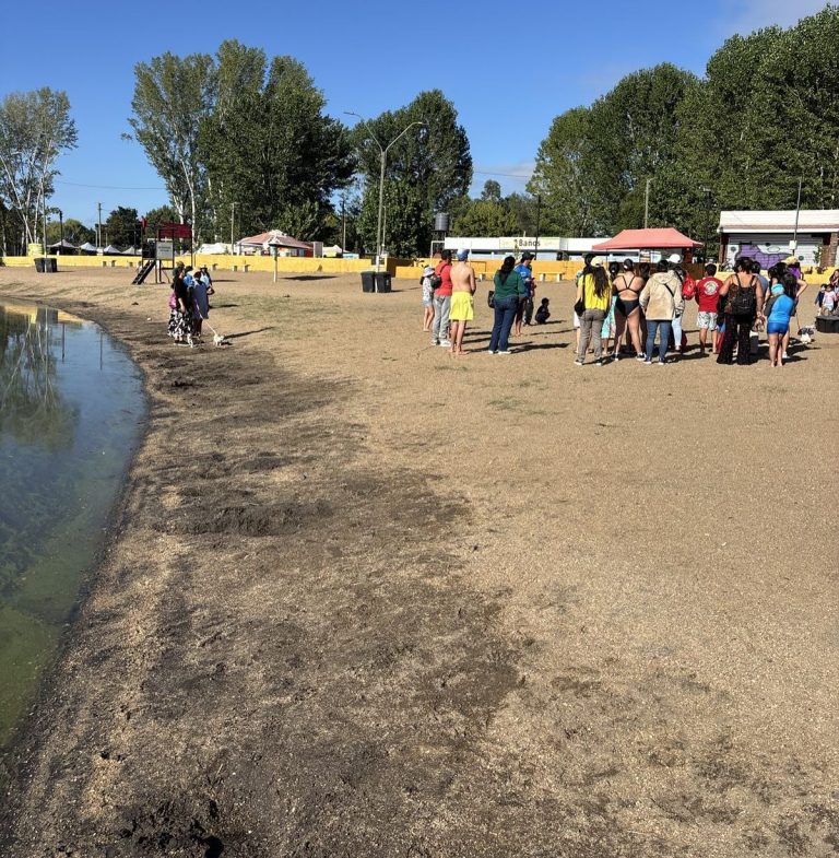 Municipalidad de Quillón prohíbe temporalmente el ingreso al agua en la laguna Avendaño por proliferación de microalgas
