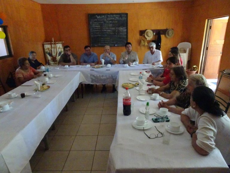 Club de adultos mayores «La Felicidad» de el Culbén se reúne con autoridades municipales para planificar el 2025
