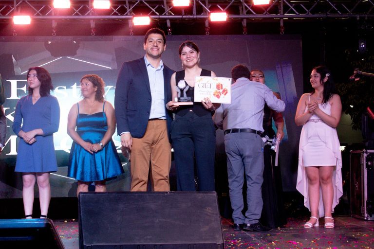 Éxito total en la sexta versión del Festival del Karaoke en Quillón