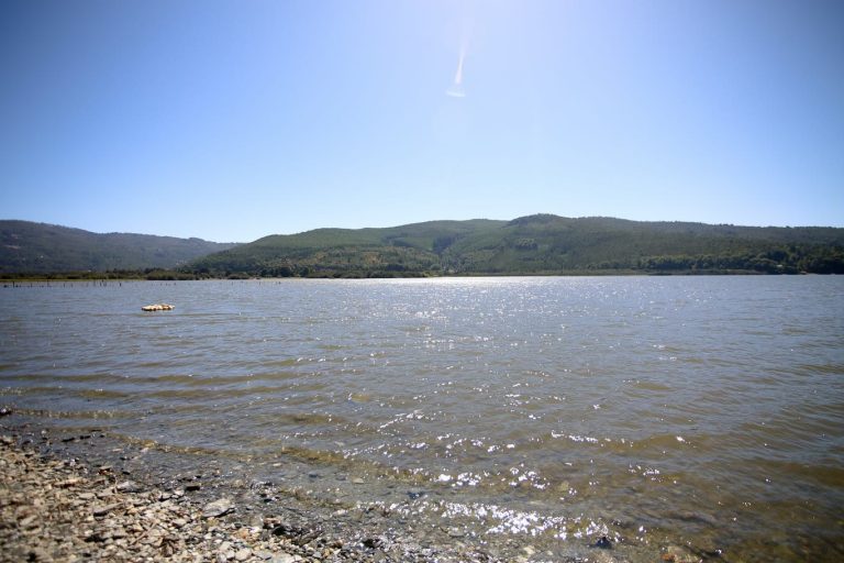 Alcaldes de Contulmo y Quillón abordan experiencias para la conservación del lago Lanalhue y la laguna Avendaño