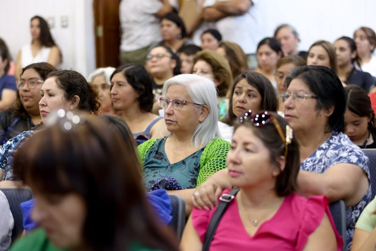 Mujeres emprendedoras de Quillón reciben apoyo y orientación en jornada organizada por SERCOTEC