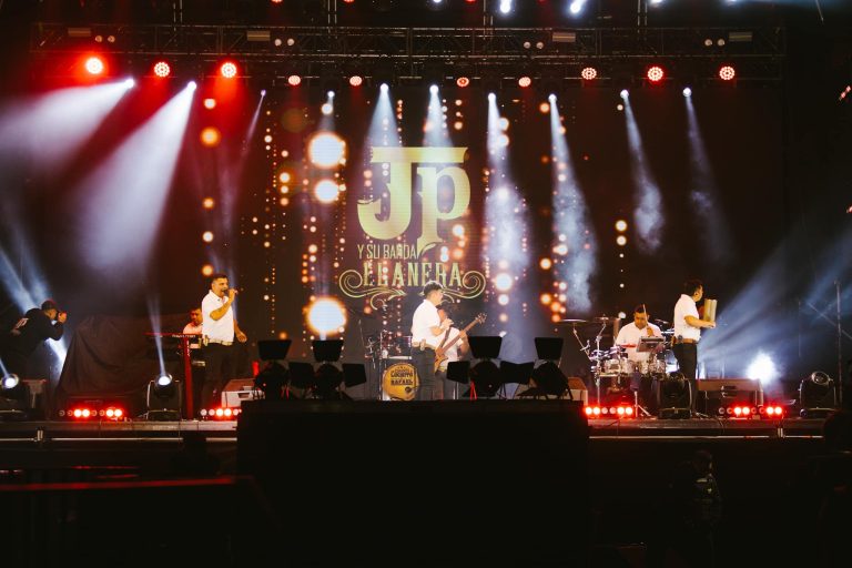 Éxito total en la primera noche del Fest Quillón 2025 con 15 mil asistentes