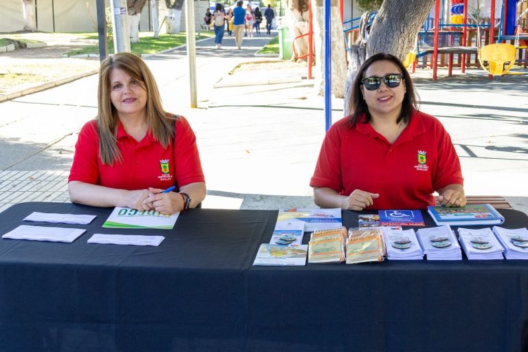 Exitosa feria informativa municipal acercó programas y servicios a la comunidad de Quillón