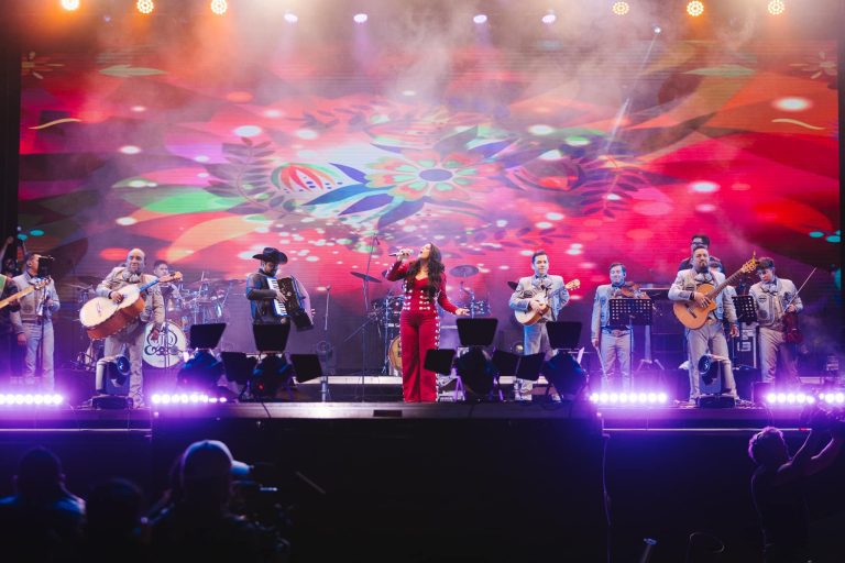 Éxito total en la primera noche del Fest Quillón 2025 con 15 mil asistentes