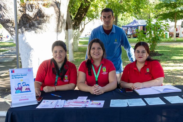 Exitosa feria informativa municipal acercó programas y servicios a la comunidad de Quillón