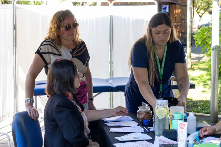 Exitosa feria informativa municipal acercó programas y servicios a la comunidad de Quillón