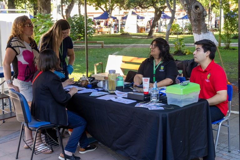 Exitosa feria informativa municipal acercó programas y servicios a la comunidad de Quillón
