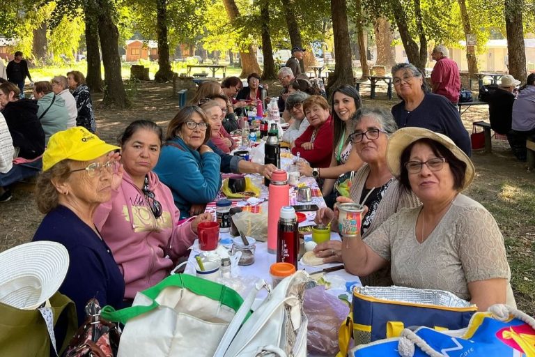 Adultos mayores de Quillón disfrutan de una jornada recreativa en salto del Laja