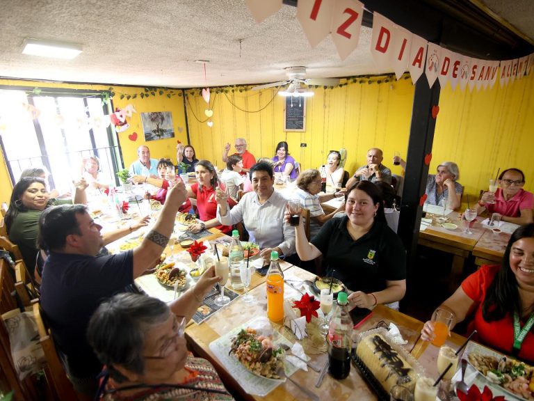 Integrantes del club de adultos mayores de Coyanco disfrutaron de un emotivo paseo por la costa