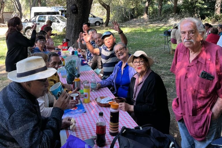 Adultos mayores de Quillón disfrutan de una jornada recreativa en salto del Laja