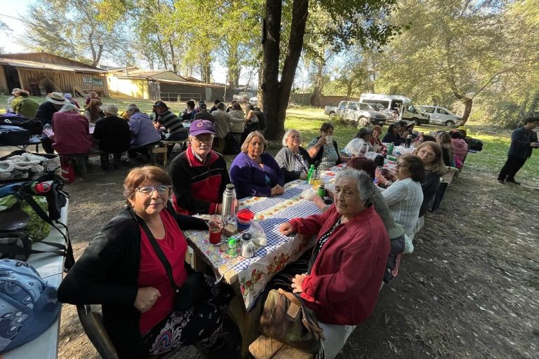 Adultos mayores de Quillón disfrutan de una jornada recreativa en salto del Laja
