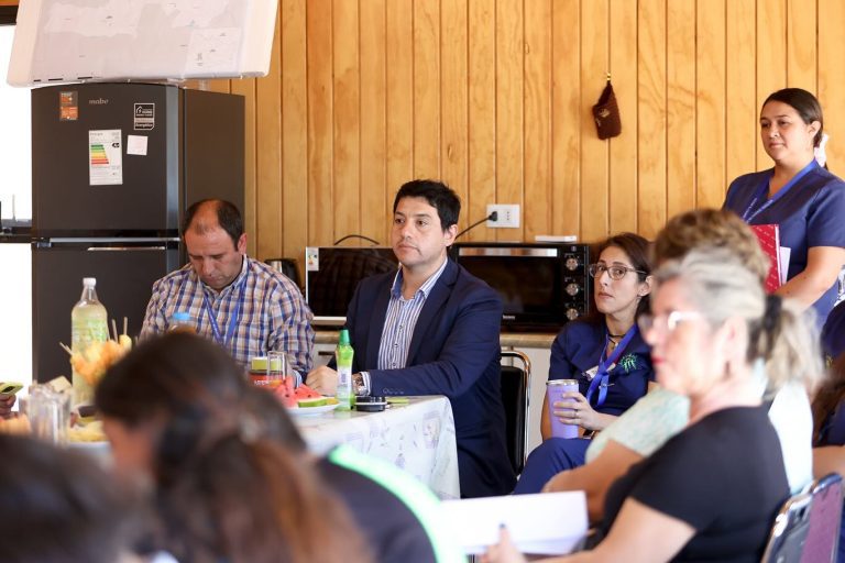 Autoridades y comunidad reafirman compromiso con la salud en mesa territorial del CECOSF El Casino