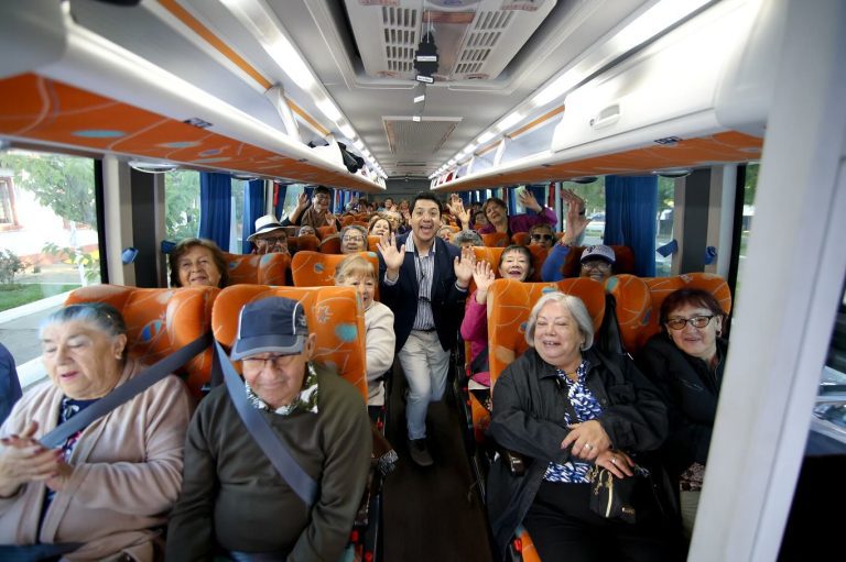 Adultos mayores de Quillón disfrutan de una jornada recreativa en salto del Laja