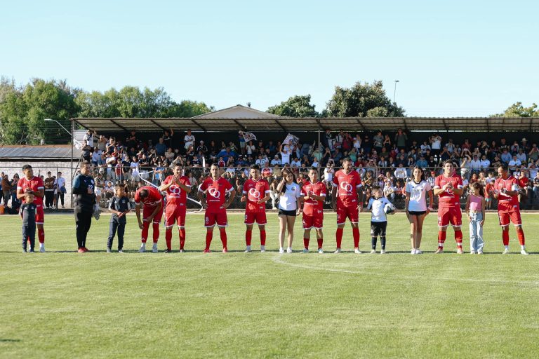 Colo-Colo Histórico visitó Quillón en su gira centenaria y se impuso ante la selección local Quillón sub 35.
