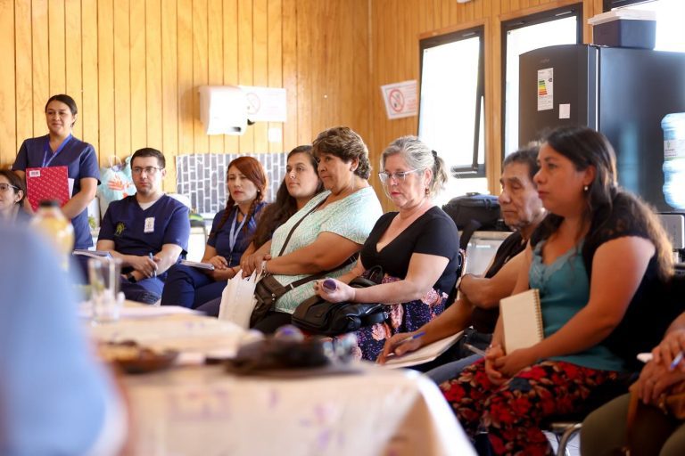 Autoridades y comunidad reafirman compromiso con la salud en mesa territorial del CECOSF El Casino