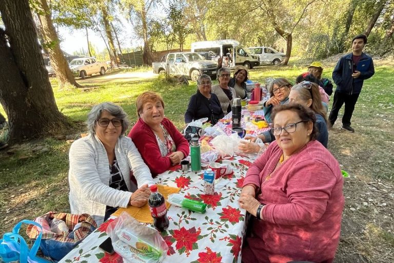 Adultos mayores de Quillón disfrutan de una jornada recreativa en salto del Laja