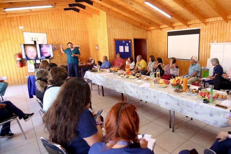 Autoridades y comunidad reafirman compromiso con la salud en mesa territorial del CECOSF El Casino