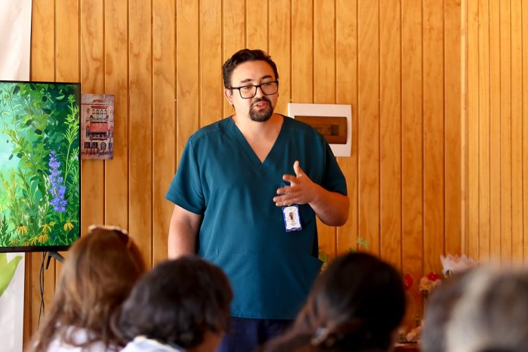 Autoridades y comunidad reafirman compromiso con la salud en mesa territorial del CECOSF El Casino