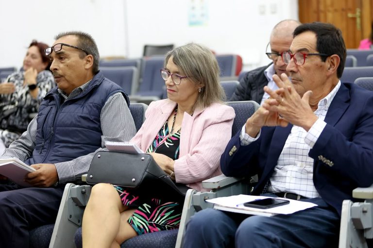 Alcalde Felipe Catalán encabeza reunión con directores de establecimientos educacionales para evaluar condiciones antes del inicio de clases