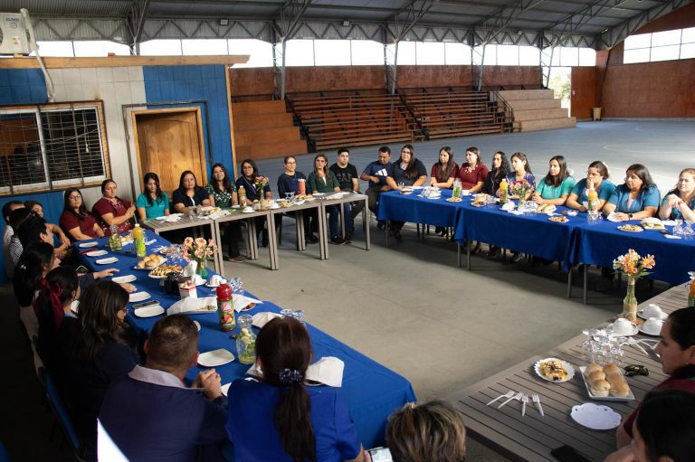 Nuestro alcalde, Felipe Catalán, presentó al cuerpo docente de la Escuela El Casino a su nueva directora, Diana Vargas Jara