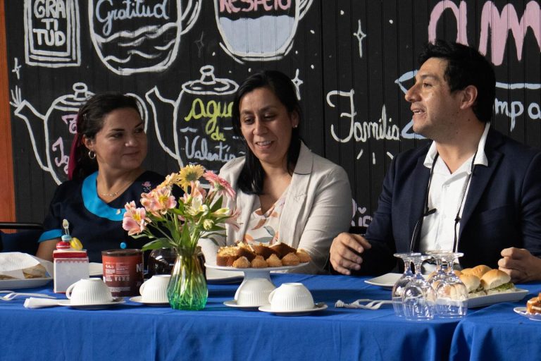 Nuestro alcalde, Felipe Catalán, presentó al cuerpo docente de la Escuela El Casino a su nueva directora, Diana Vargas Jara