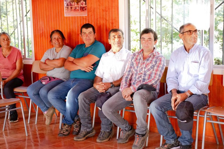 Alcalde Felipe Catalán se reúne con vecinos de Talcamo para escuchar sus necesidades
