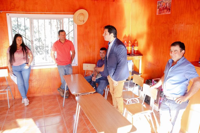 Alcalde Felipe Catalán se reúne con vecinos de Talcamo para escuchar sus necesidades