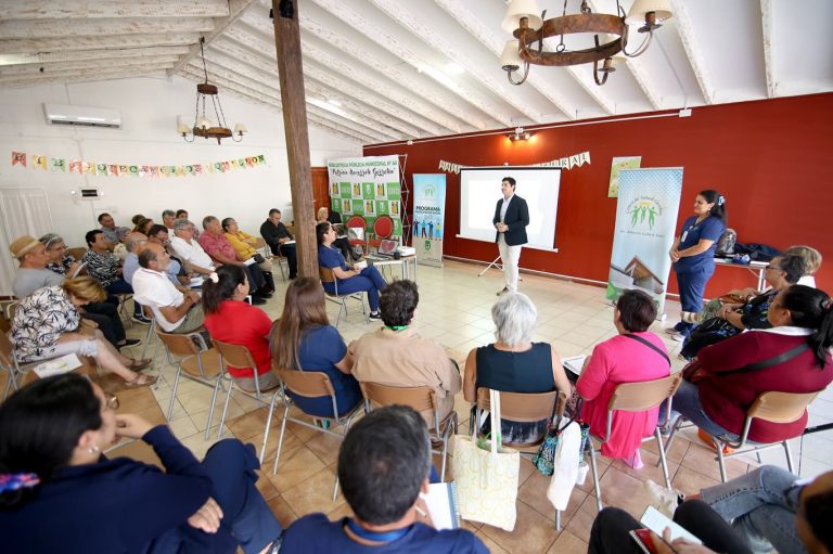 Primera sesión del Consejo Comunal de Salud de Quillón en la biblioteca municipal
