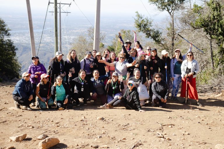 Trekking al cerro Cayumanqui en conmemoración del Día de la Mujer en Quillón