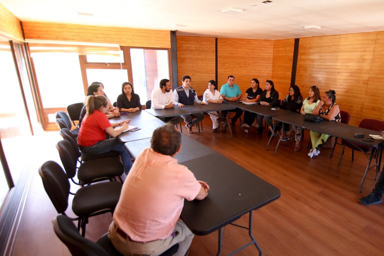 alcalde Felipe Catalán Venegas acompañó al Gobernador Regional de Ñuble, Óscar Crisóstomo, en una importante reunión con las directivas de los comités de vivienda Villa Jerusalén, Esperanza Unida y Los Avellanos.