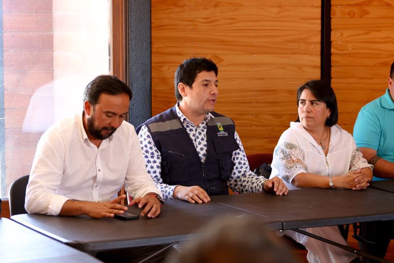 alcalde Felipe Catalán Venegas acompañó al Gobernador Regional de Ñuble, Óscar Crisóstomo, en una importante reunión con las directivas de los comités de vivienda Villa Jerusalén, Esperanza Unida y Los Avellanos.