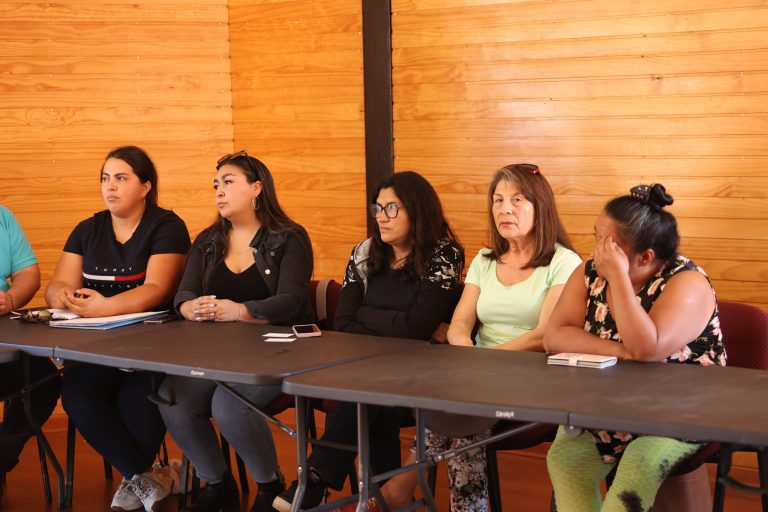 alcalde Felipe Catalán Venegas acompañó al Gobernador Regional de Ñuble, Óscar Crisóstomo, en una importante reunión con las directivas de los comités de vivienda Villa Jerusalén, Esperanza Unida y Los Avellanos.
