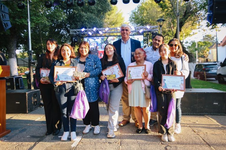 Quillón cerró el mes de la mujer con una celebración llena de arte y reconocimientos