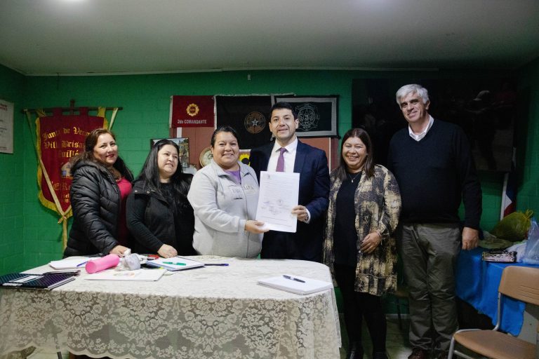 Junta de vecinos brisas de Quillón firma comodato por 30 años para uso de su sede