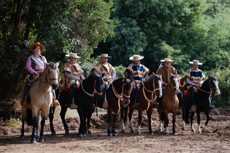 Más de 100 jinetes llegaron hasta Talcamo este sábado para ser parte de una hermosa cabalgata rural