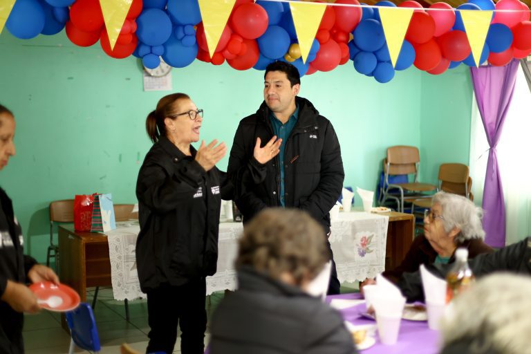 Este lunes compartimos una amena reunión con la agrupación de adultos mayores “Los Mejores Crónicos” en la sede vecinal de Villa Los Andes