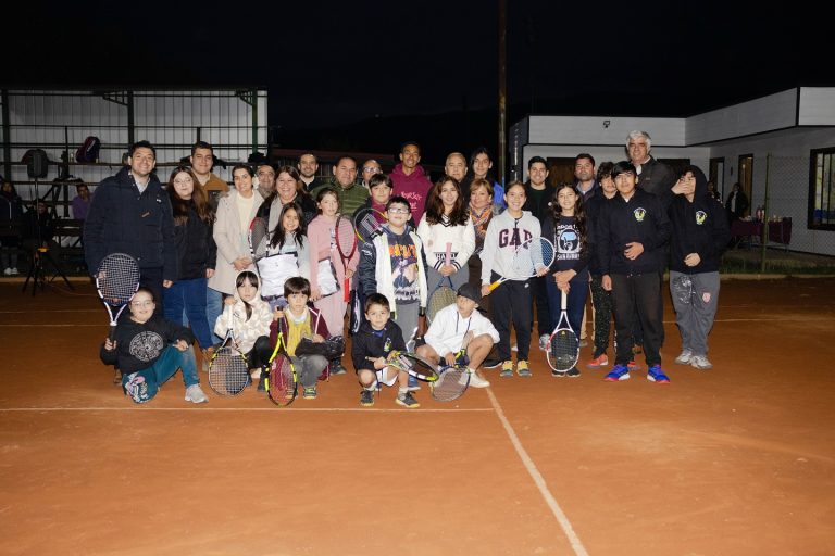 Acompañamos a la Agrupación de Tenis de Quillón en la entrega de nueva implementación deportiva, gracias al Fondo de Infancia.