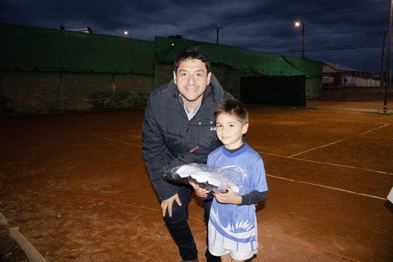 Acompañamos a la Agrupación de Tenis de Quillón en la entrega de nueva implementación deportiva, gracias al Fondo de Infancia.