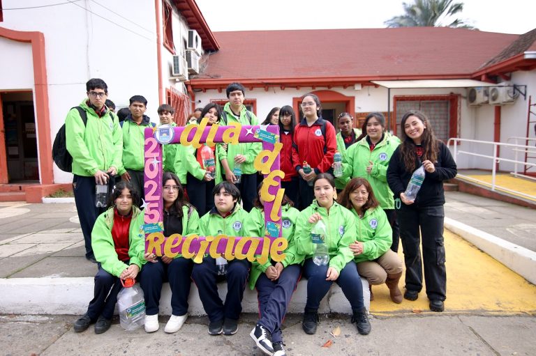 En el marco del Día Mundial del Reciclaje, estudiantes del Liceo Bicentenario Luis Cruz Martínez dieron inicio a una importante campaña de recolección de aceite doméstico usado